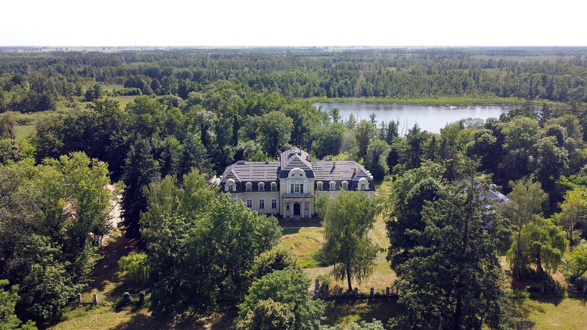 Fotos Casa señorial neobarroca de Mielno a orillas de un lago