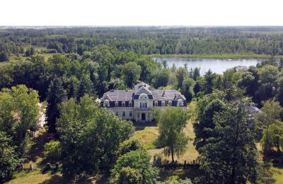 Inmuebles con carácter, Casa señorial neobarroca de Mielno a orillas de un lago