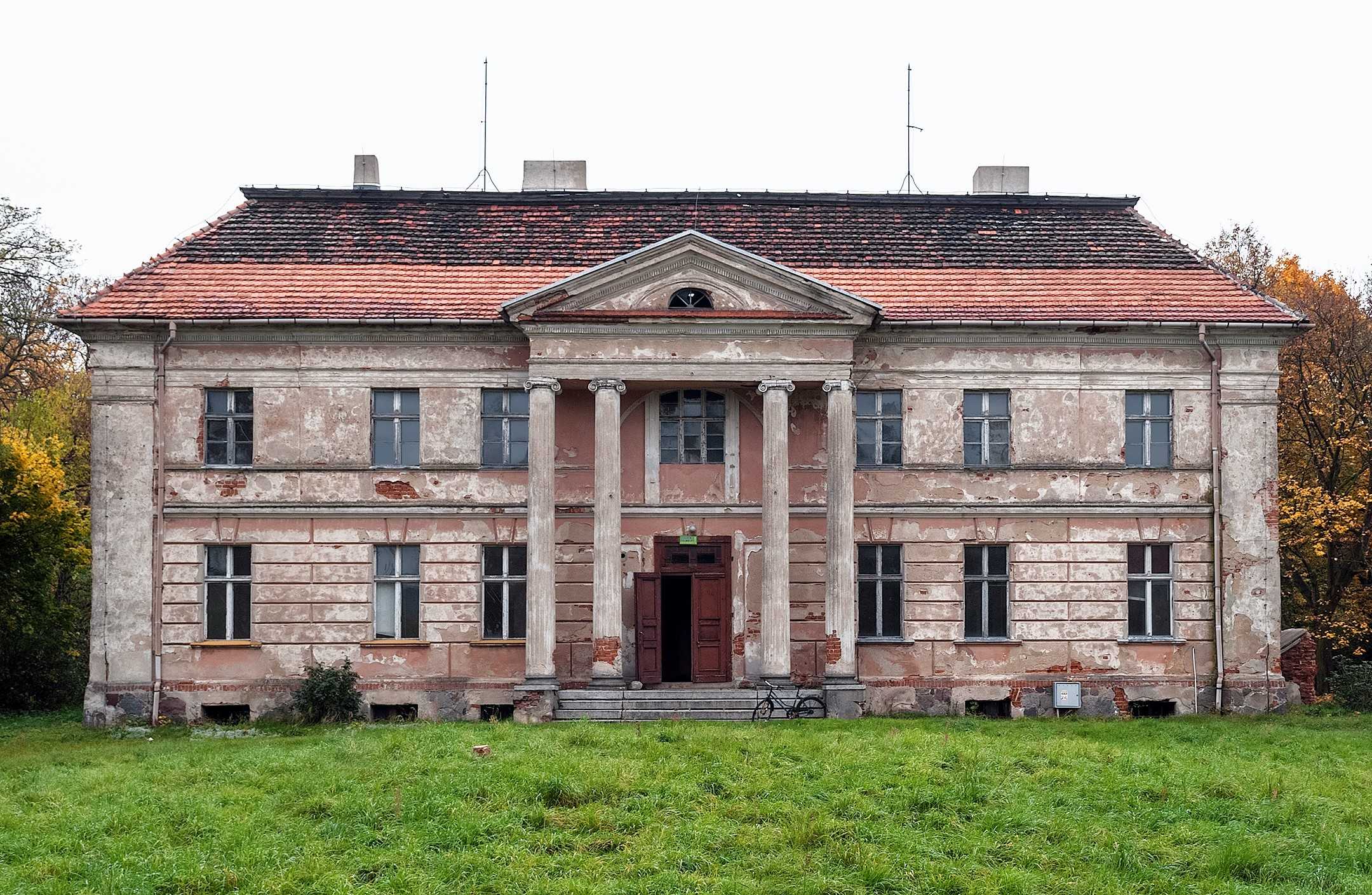 Fotos Neoklassizistisches Gutshaus in Granówko, Großpolen