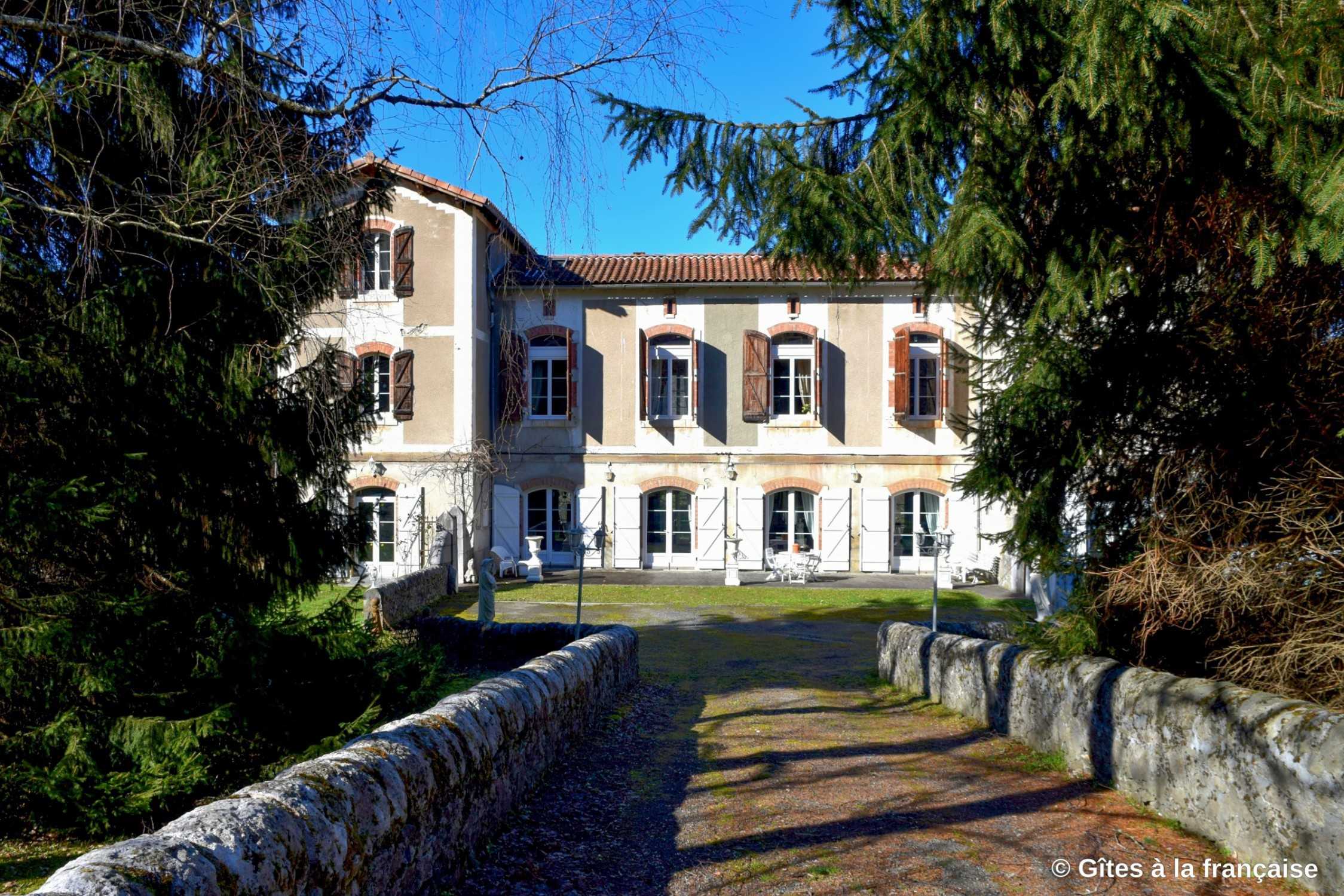 Fotos Edificio escolar histórico - B&B en los Pirineos