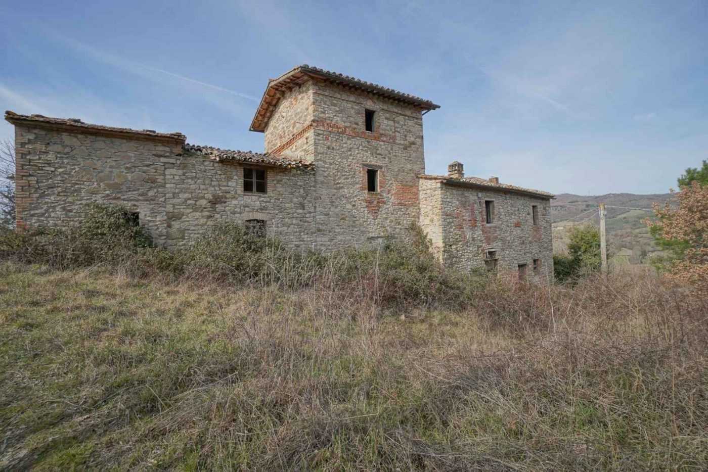 Fotos Ruins of an ancient farm with 10 hectares of land