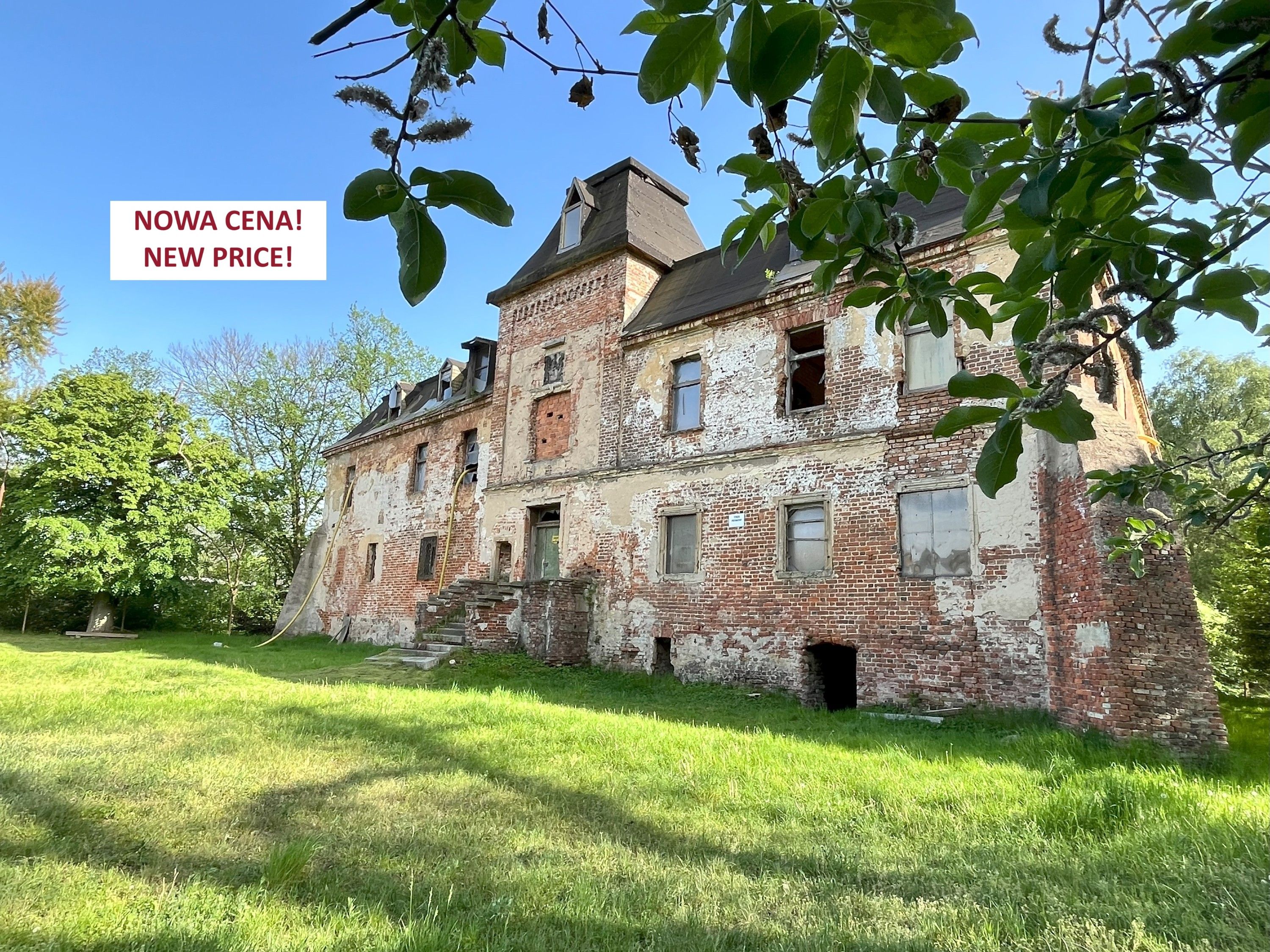 Fotos Castillo que necesita renovación con pequeño parque Wrocław, Polonia