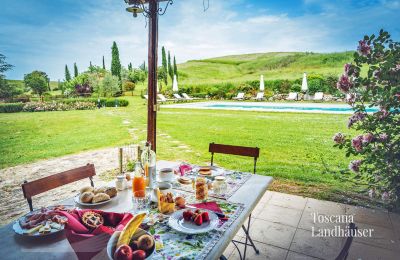 Finca en venta Castiglione d'Orcia, Toscana, RIF 3053 Sitzmöglichkeit mit Blick auf Pool