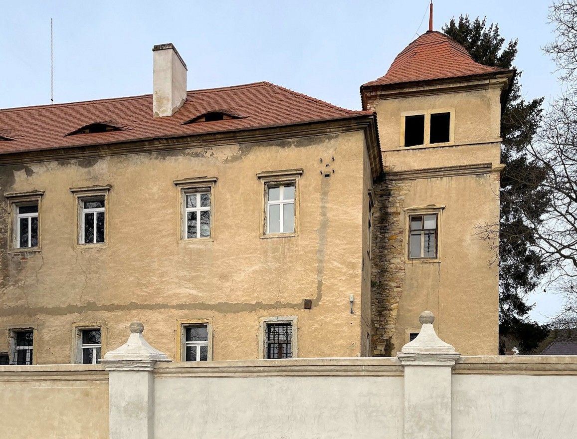 Fotos Gran castillo que necesita renovación, 60 km al norte de Praga