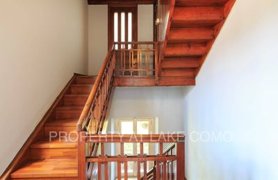 Villa histórica en venta Dizzasco, Lombardía, Escalera