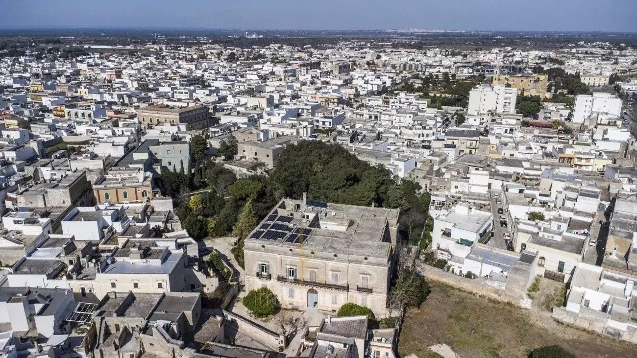 Fotos Gran palacio elegante en Salento con jardín y piscina