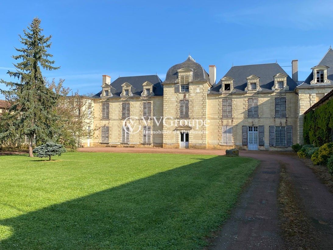 Fotos Castillo que necesita renovación en el oeste de Francia