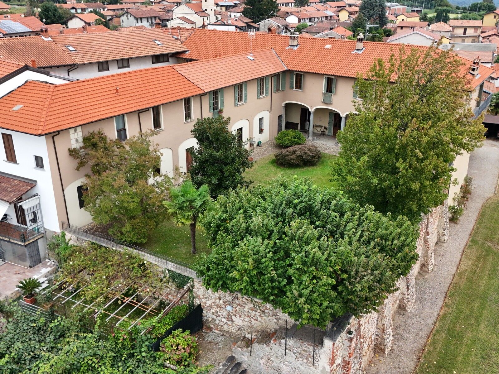 Fotos Propiedad medieval con arquitectura histórica y jardín