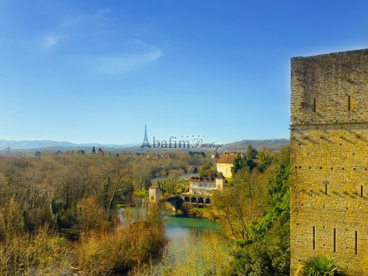 Fotos Edificio medieval en el centro del pueblo