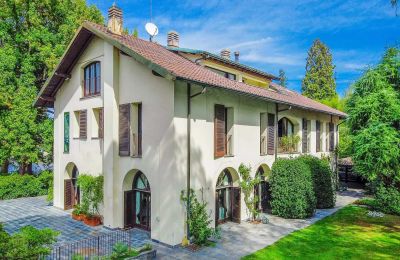 Villa histórica en venta Castelletto Sopra Ticino, Piamonte, Vista lateral