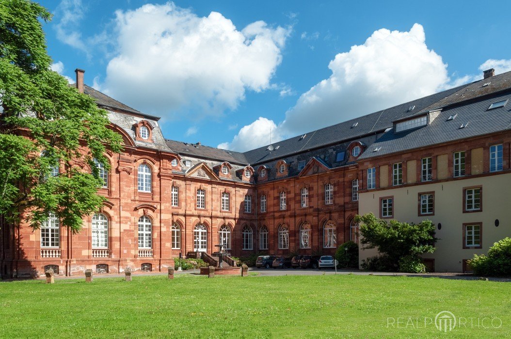 Alte Abtei in Mettlach: Heute Verwaltungsgebäude Villeroy & Boch mit touristischem Angebot, Mettlach