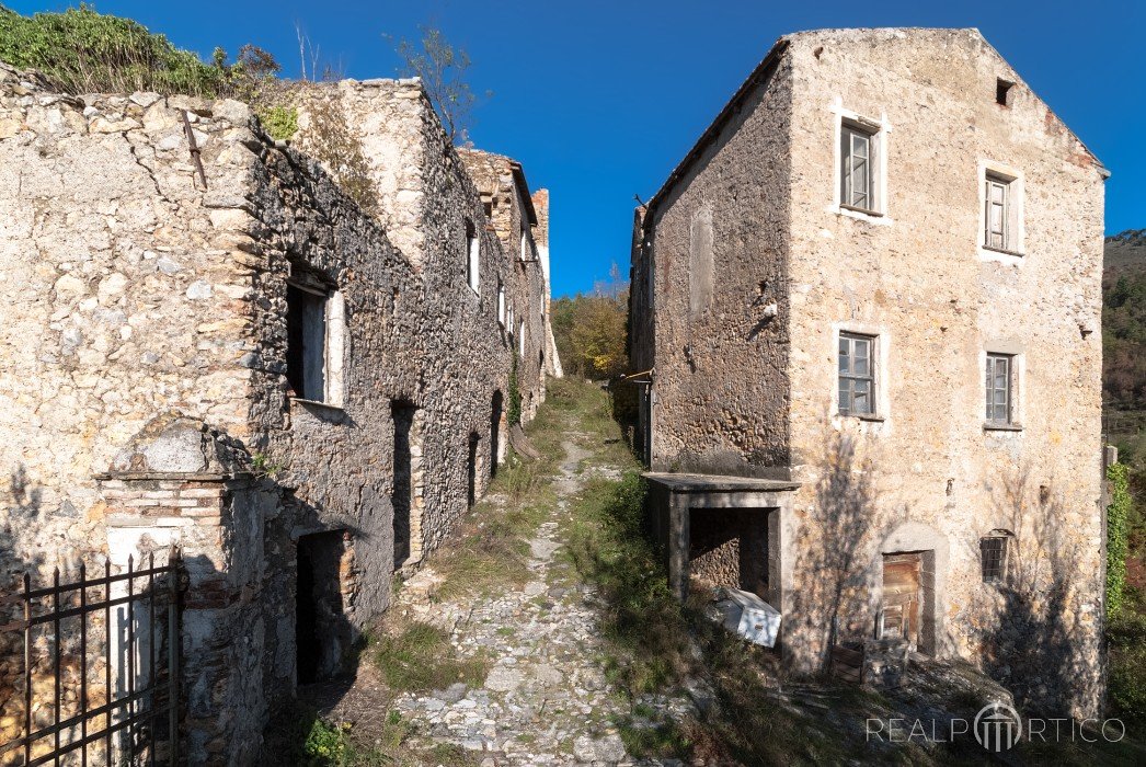 Häuserruinen eines alten Bergdorfs in Italien, Italia